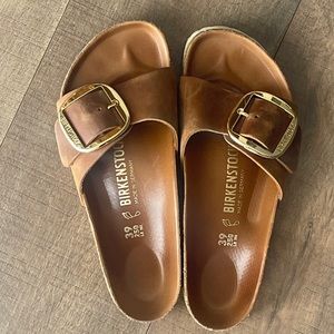 Size 39 (I wear an 8-8.5 and they fit)